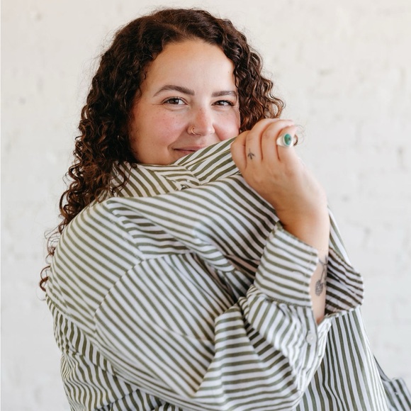 MEET YOUR POSHER - KAELI - Picture 2 of 4